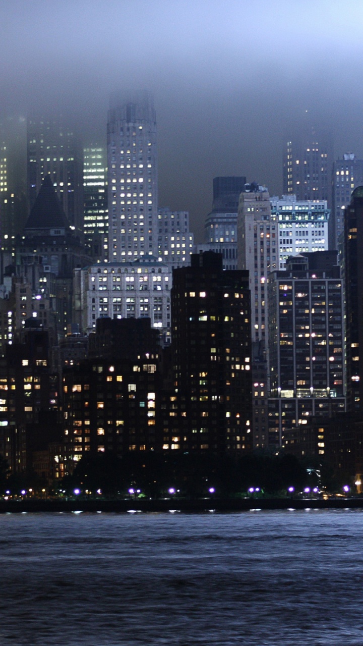 Horizon de la Ville à Travers le Plan D'eau Pendant la Nuit. Wallpaper in 720x1280 Resolution