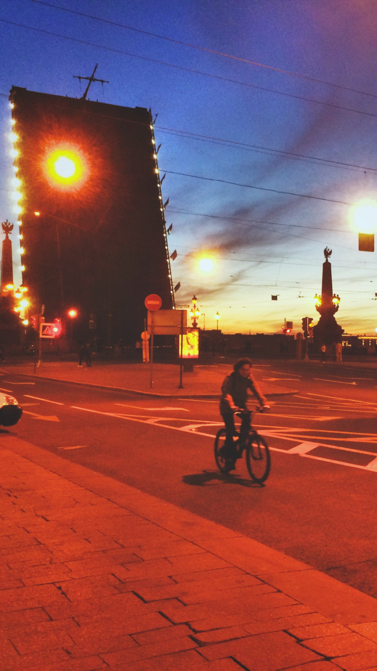 Man Riding Bicycle Sur Route Pendant la Journée. Wallpaper in 750x1334 Resolution
