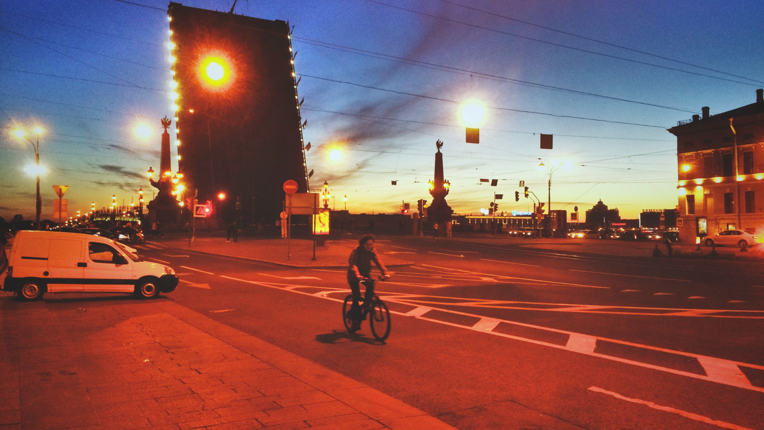 Hombre Montando Bicicleta en la Carretera Durante el Día. Wallpaper in 2560x1440 Resolution