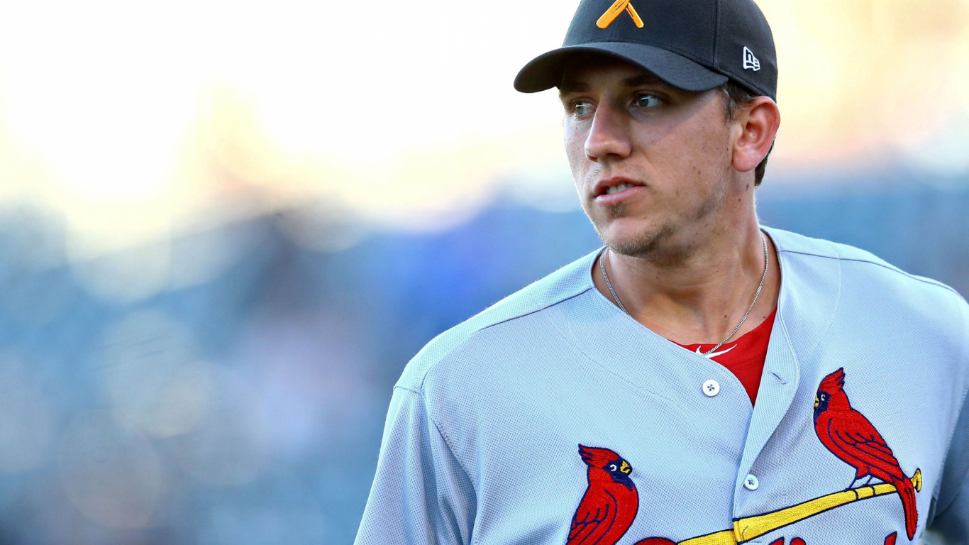 Hombre en Blanco y Rojo Camiseta de Cuello Redondo Nike Vistiendo Gorra Negra. Wallpaper in 1366x768 Resolution