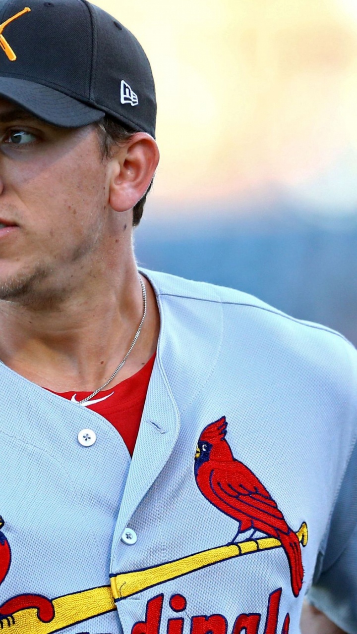 Hombre en Blanco y Rojo Camiseta de Cuello Redondo Nike Vistiendo Gorra Negra. Wallpaper in 720x1280 Resolution