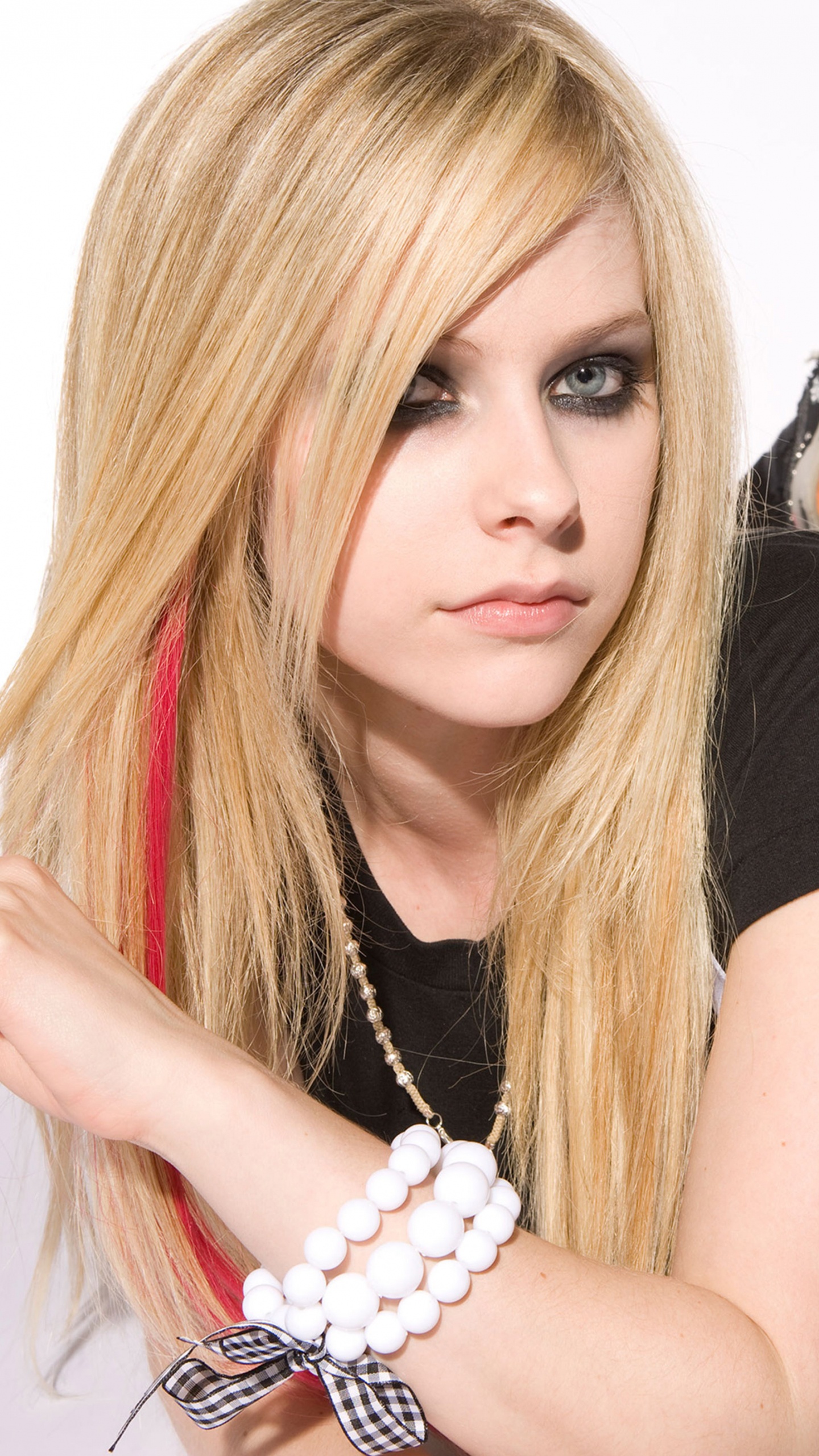 Avril Lavigne, Cheveu, Blond, Beauté, Chaussure. Wallpaper in 1440x2560 Resolution