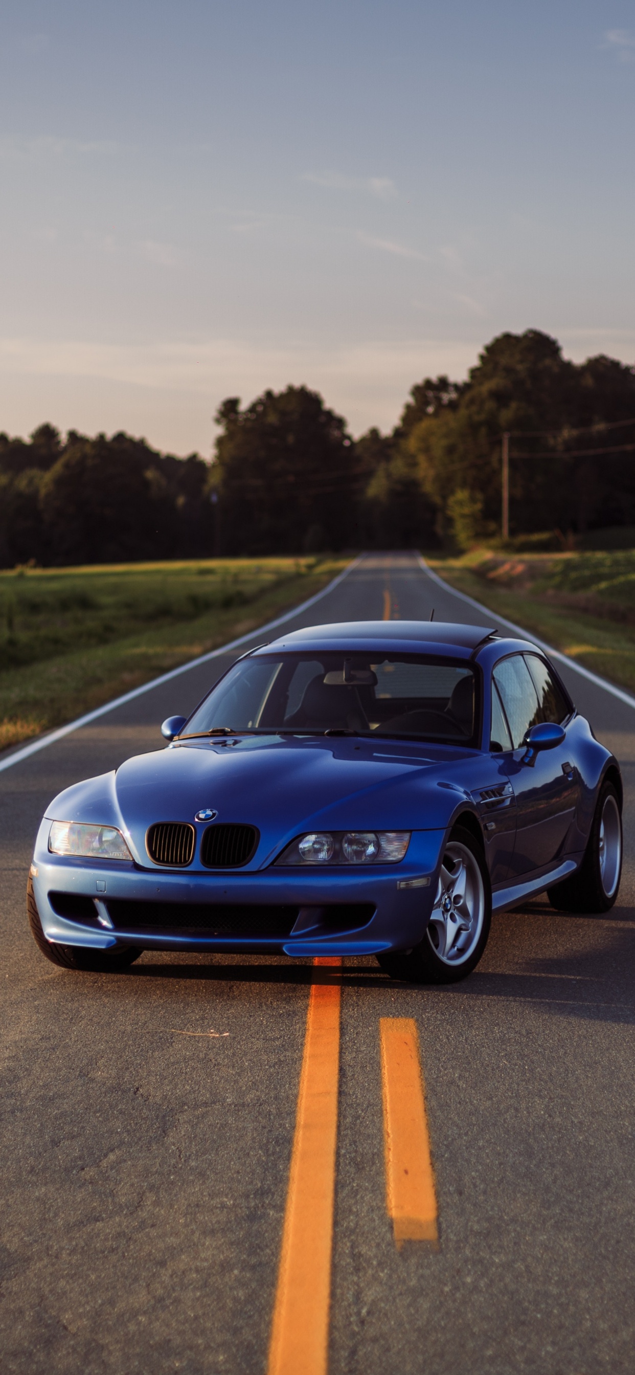 Porsche 911 Bleue Sur Route Pendant la Journée. Wallpaper in 1242x2688 Resolution