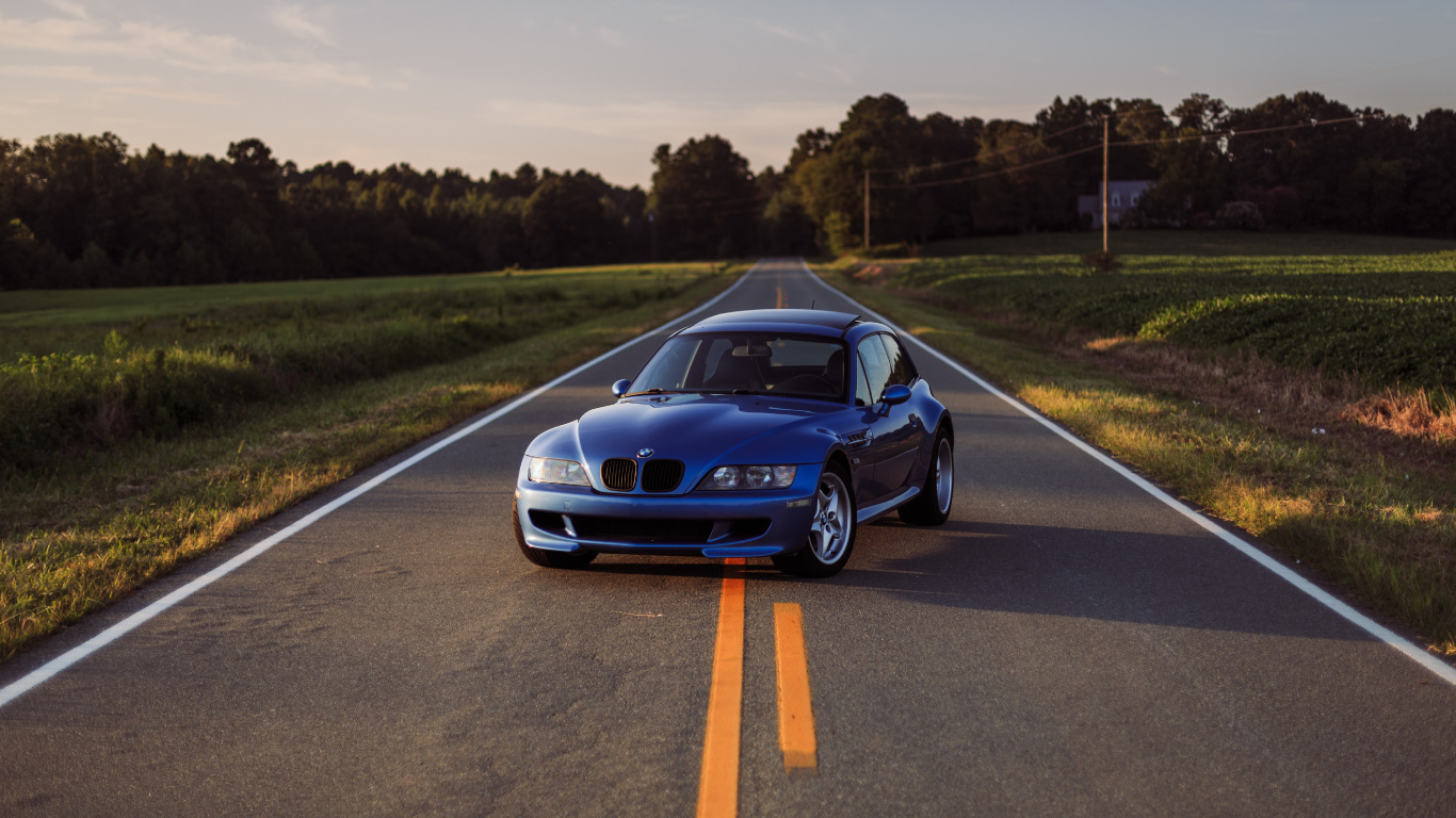 Porsche 911 Bleue Sur Route Pendant la Journée. Wallpaper in 1366x768 Resolution