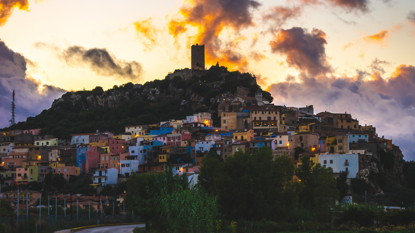 Route en Béton Gris Près Des Maisons Sous Les Nuages Blancs. Wallpaper in 1366x768 Resolution