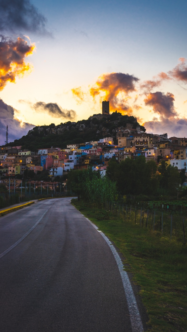 Camino de Hormigón Gris Cerca de Casas Bajo Nubes Blancas. Wallpaper in 720x1280 Resolution