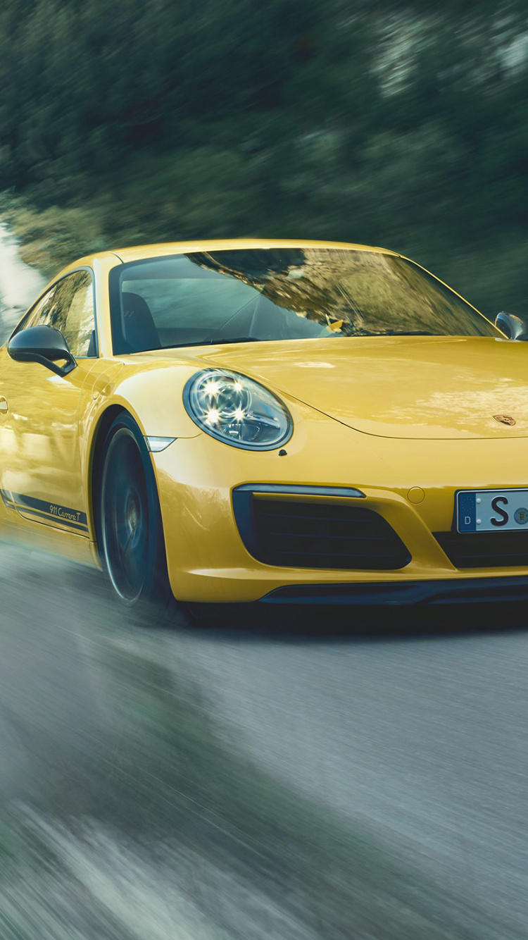 Gelber Porsche 911 Tagsüber Unterwegs. Wallpaper in 750x1334 Resolution