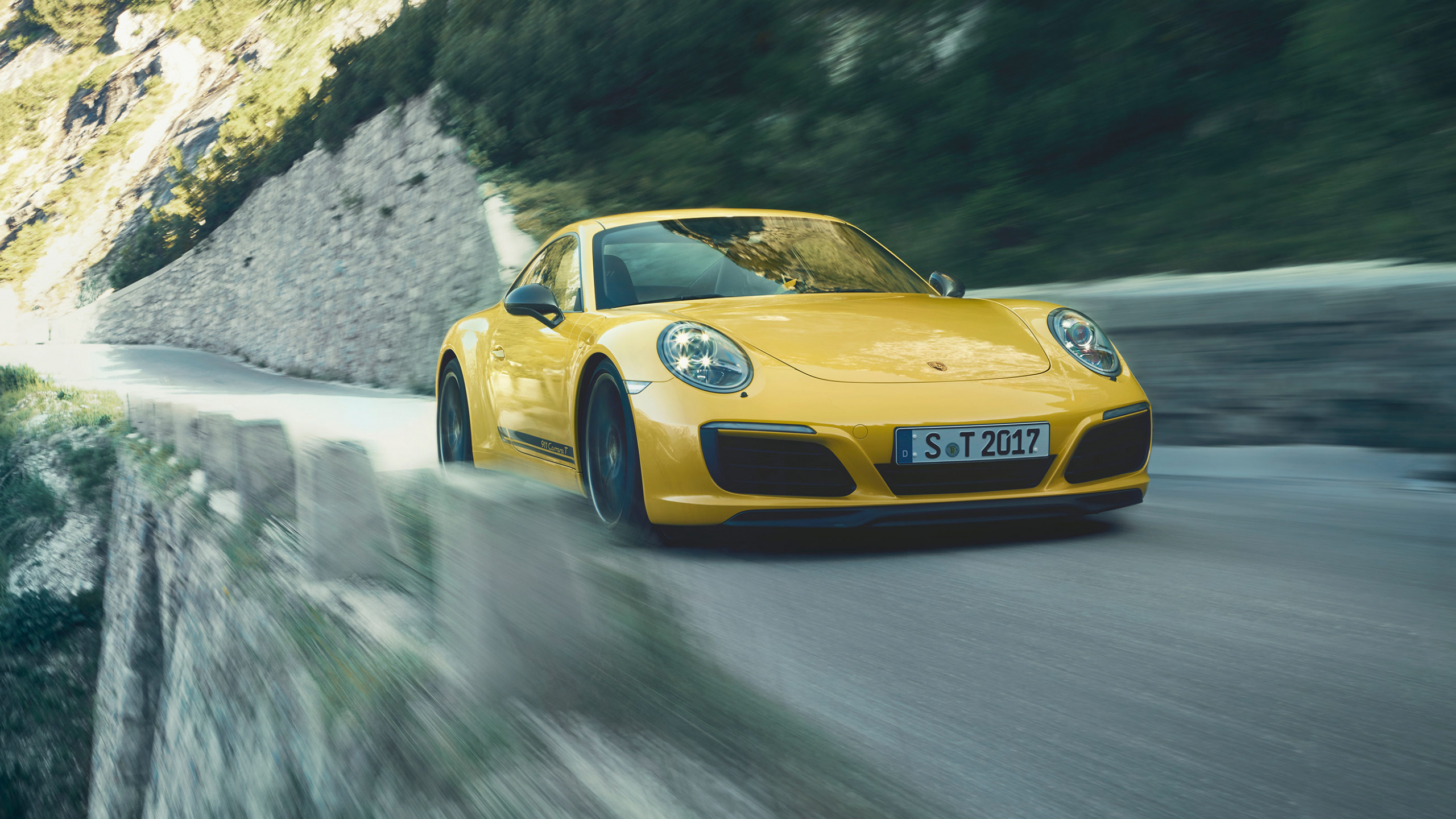 Porsche 911 Jaune Sur Route Pendant la Journée. Wallpaper in 2560x1440 Resolution