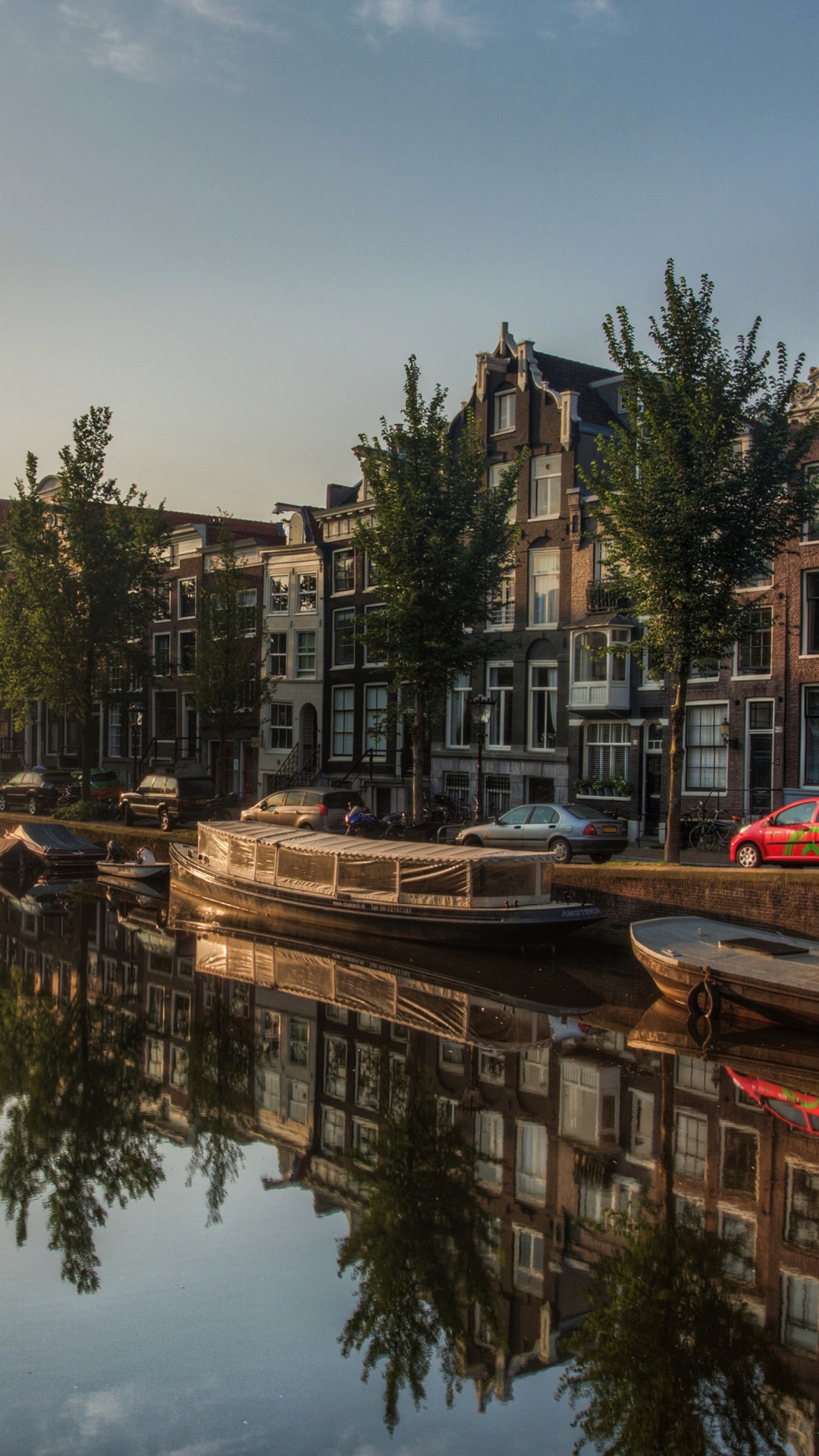 Weißes Und Rotes Boot Auf Dem Wasser in Der Nähe Von Grünen Bäumen Tagsüber. Wallpaper in 1080x1920 Resolution