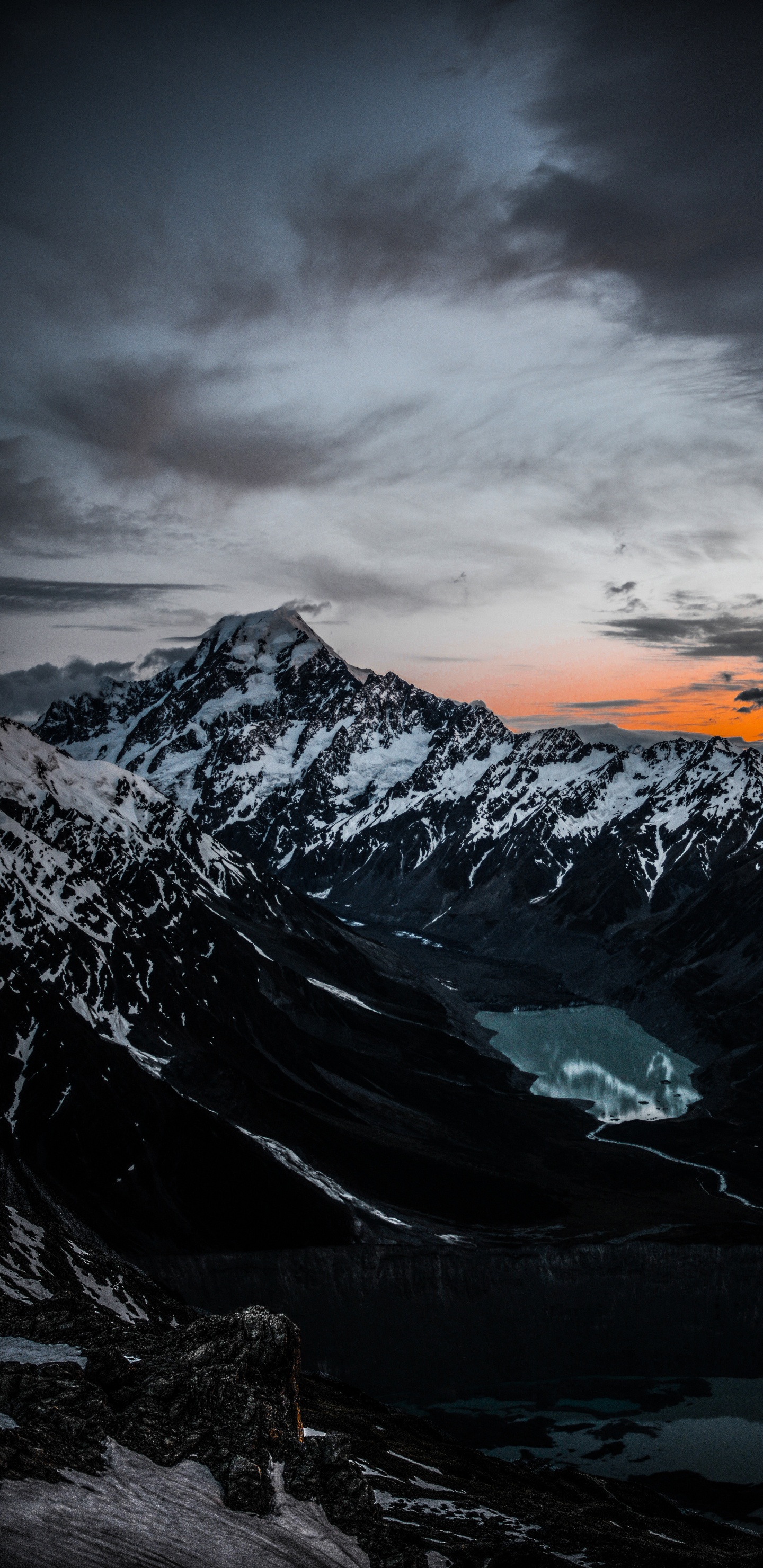 Montagne Couverte de Neige Sous un Ciel Nuageux Pendant la Journée. Wallpaper in 1440x2960 Resolution