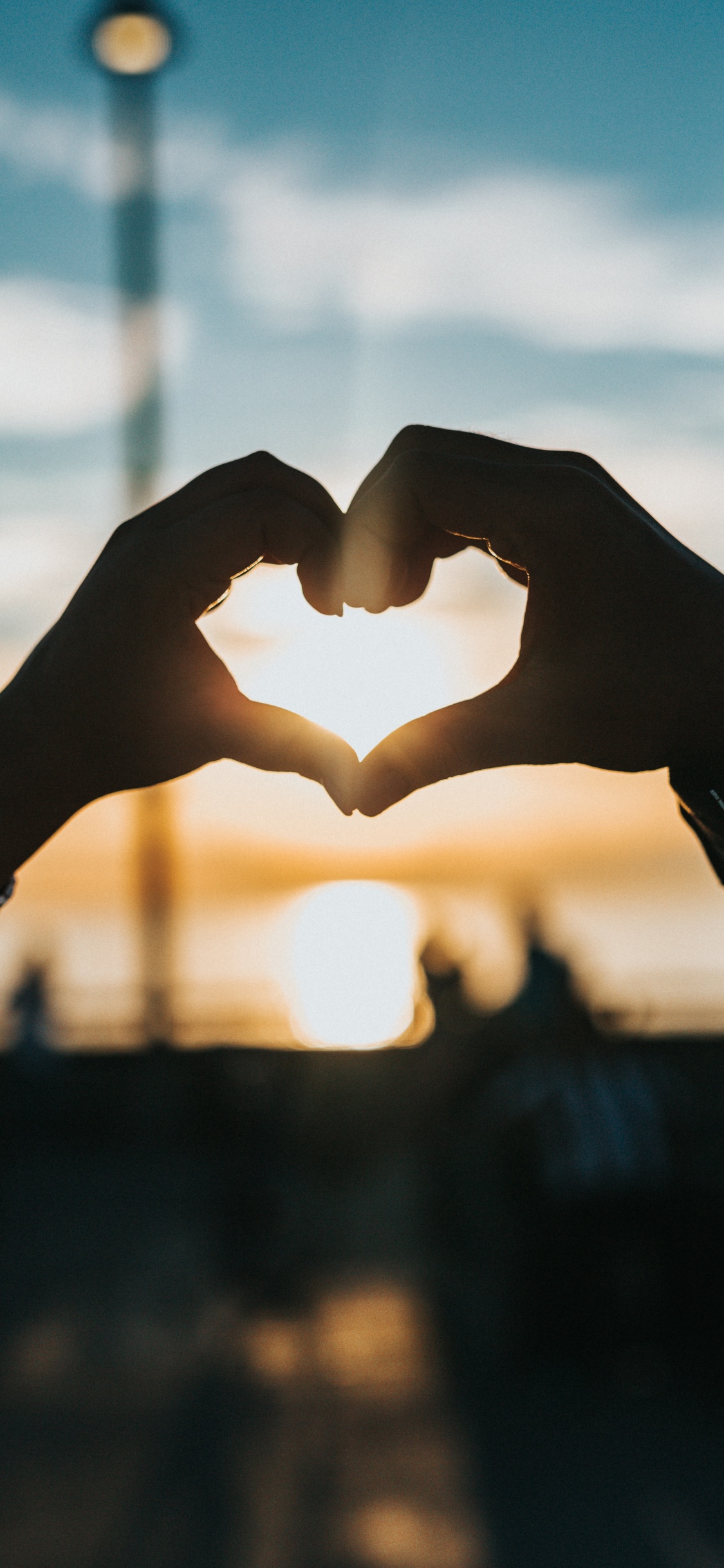 Hand, Liebe, Geste, Wasser, Finger. Wallpaper in 1125x2436 Resolution