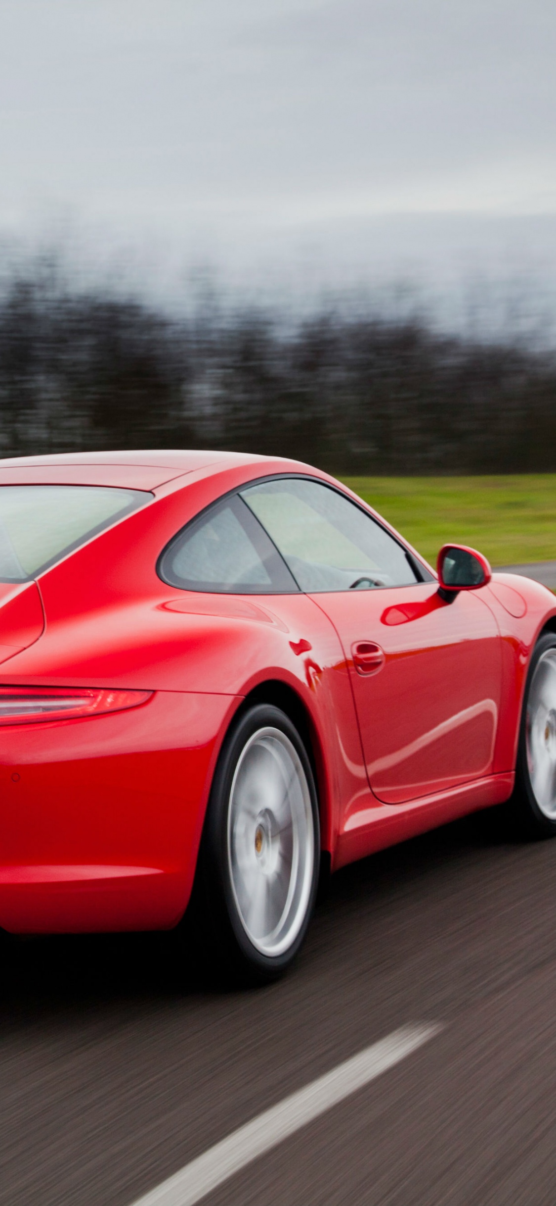 Porsche 911 Rouge Sur Route Pendant la Journée. Wallpaper in 1125x2436 Resolution