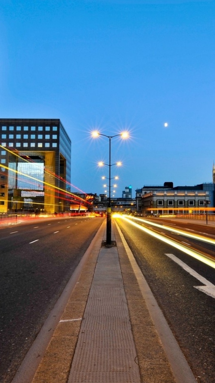 Zeitrafferaufnahmen Von Autos Auf Der Straße Während Der Nachtzeit. Wallpaper in 720x1280 Resolution