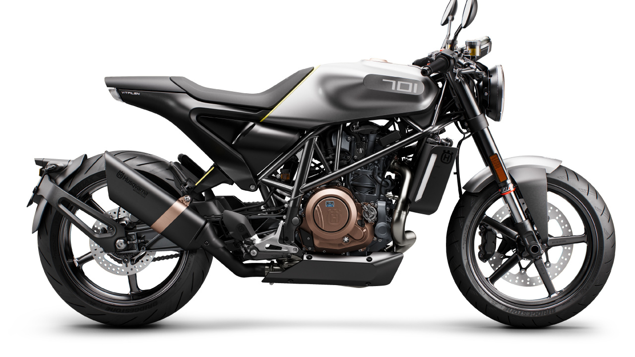 Moto Noir et Orange Sur Fond Blanc. Wallpaper in 1280x720 Resolution