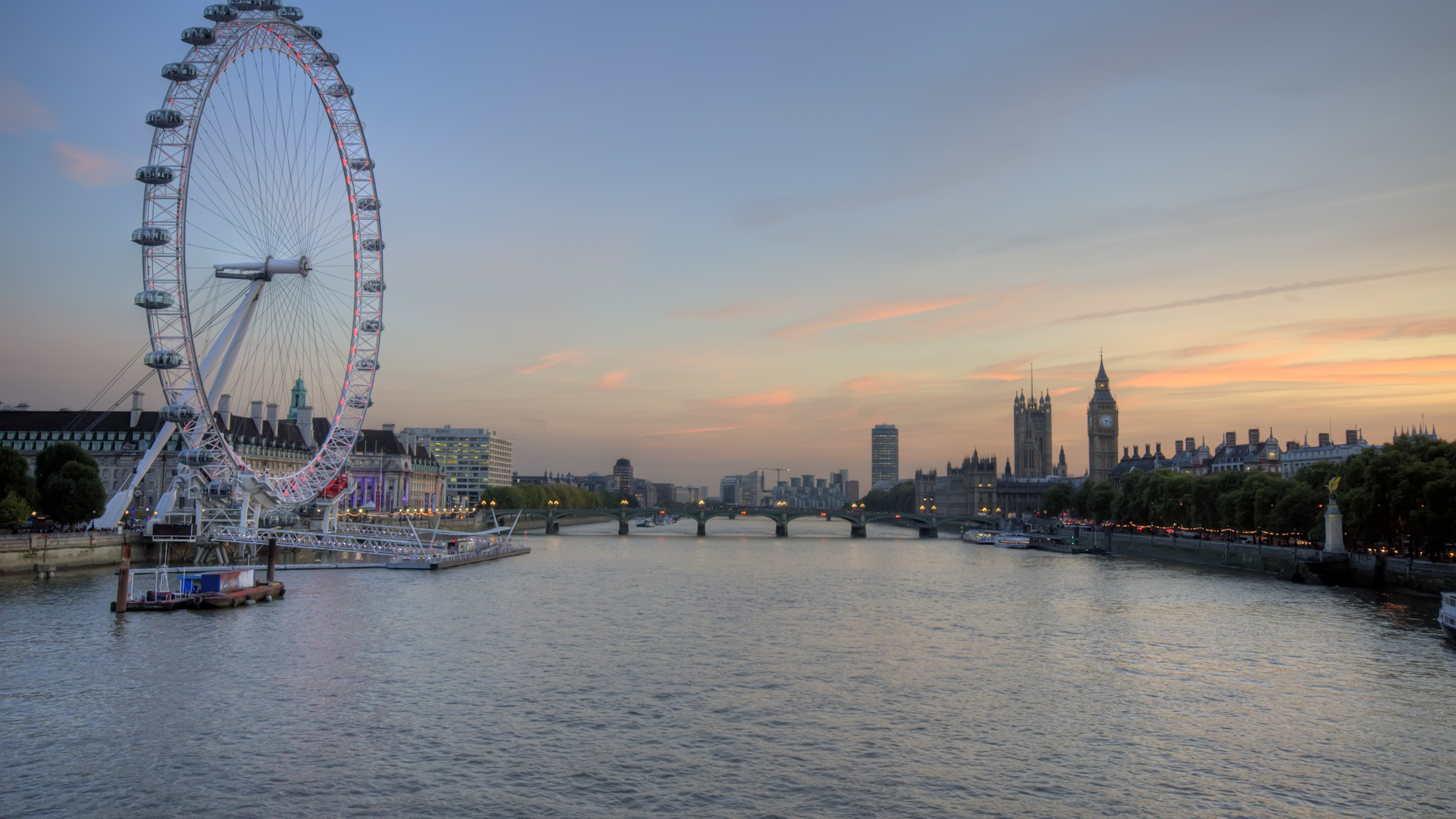 Ferris Wheel Near Body of Water During Daytime. Wallpaper in 2560x1440 Resolution