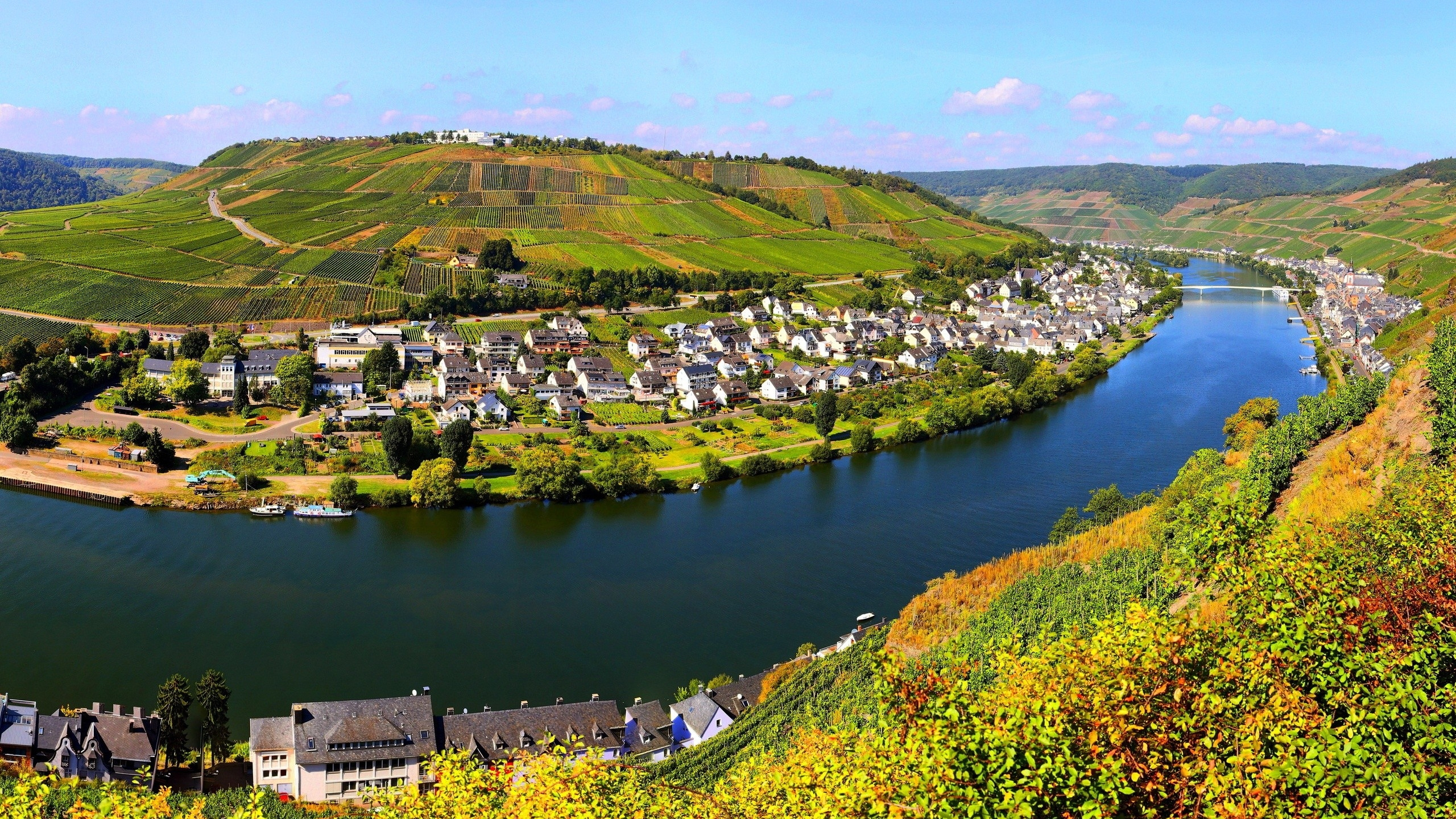 Edificio de Hormigón Blanco en el Campo de Hierba Verde Cerca Del Cuerpo de Agua Durante el Día. Wallpaper in 2560x1440 Resolution