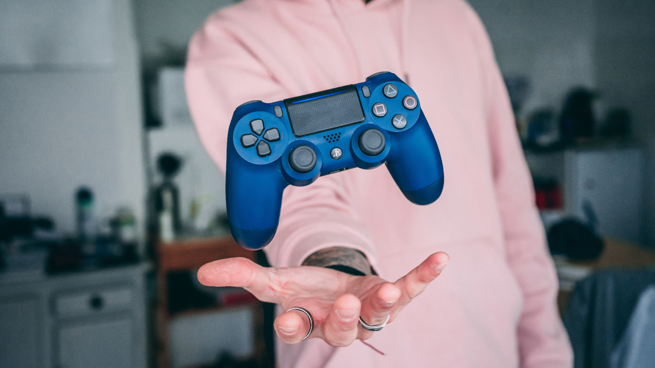 Mann im Weißen Hoodie Mit Blauem Sony PS 4-Controller. Wallpaper in 1280x720 Resolution