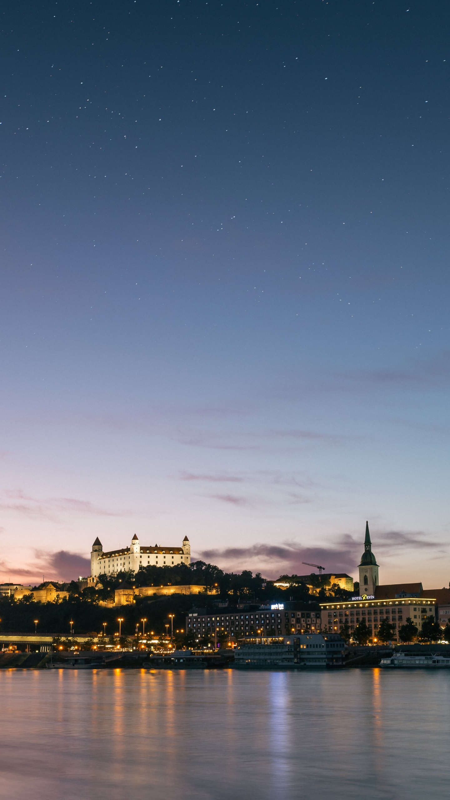 Skyline Der Stadt Bei Nacht Night. Wallpaper in 1440x2560 Resolution