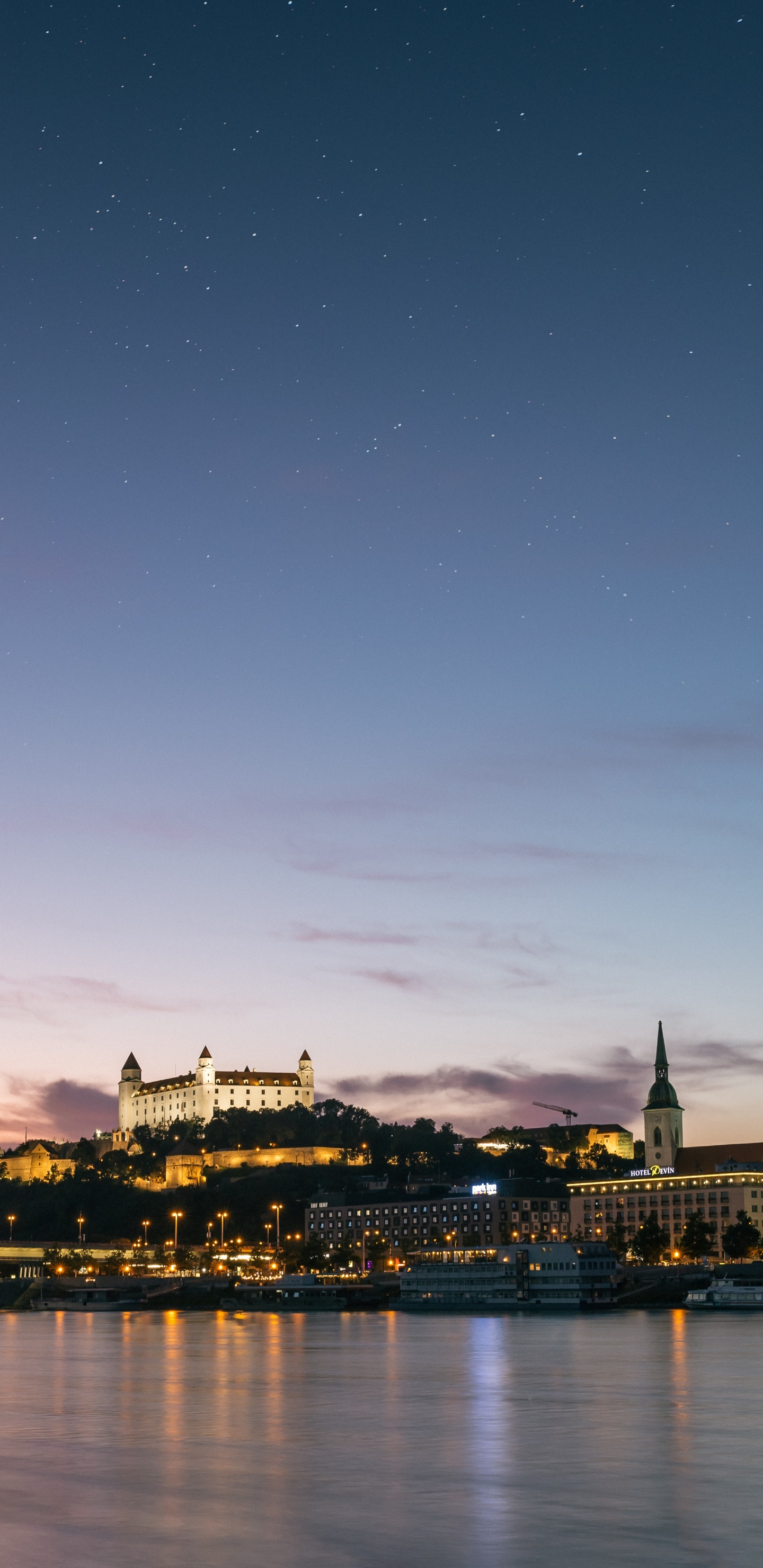 Skyline Der Stadt Bei Nacht Night. Wallpaper in 1440x2960 Resolution