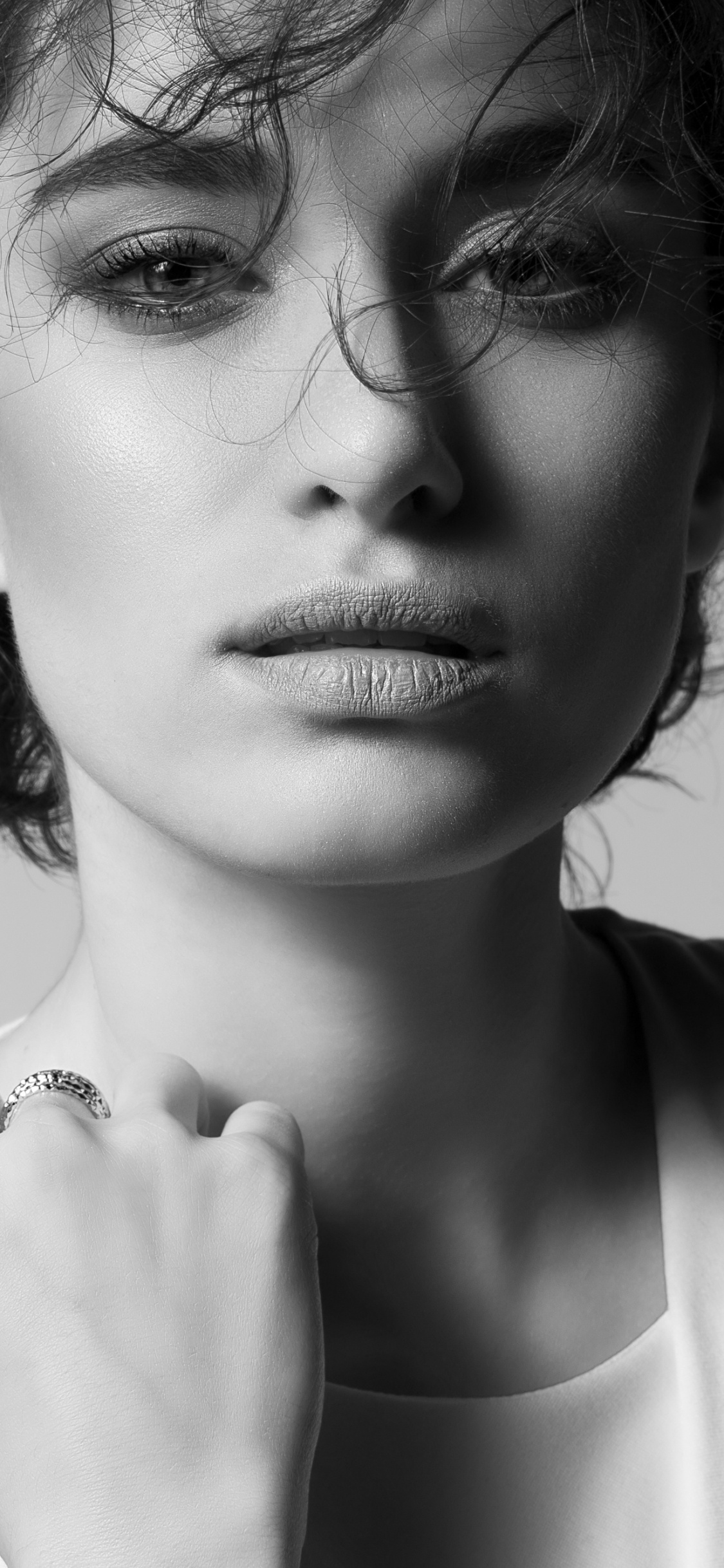 Hande Doandemir, Actor, Face, Hair, Lip. Wallpaper in 1125x2436 Resolution