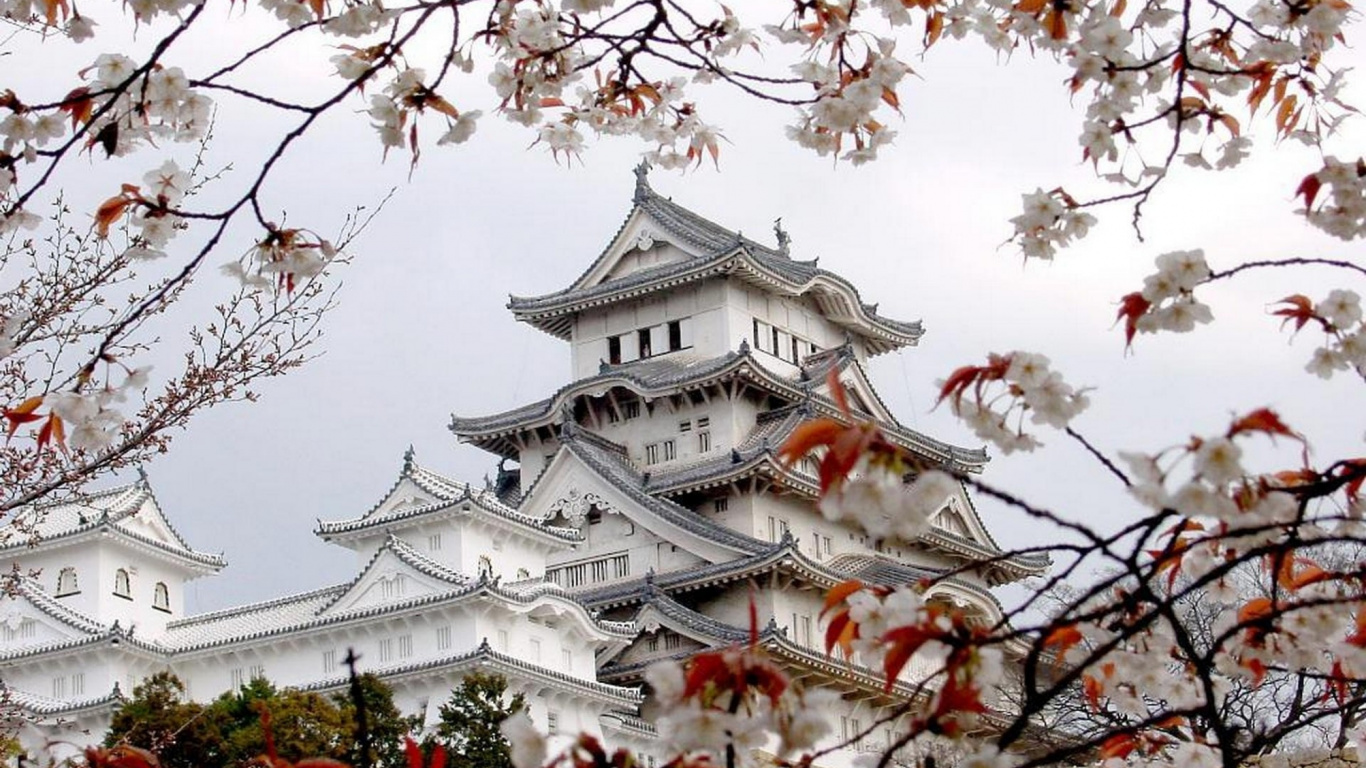 Edificio de Hormigón Blanco y Rojo Bajo un Cielo Blanco Durante el Día. Wallpaper in 1366x768 Resolution