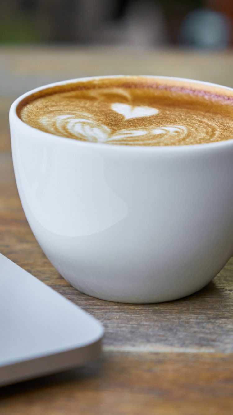 Weiße Keramiktasse Mit Brauner Flüssigkeit im Inneren. Wallpaper in 750x1334 Resolution