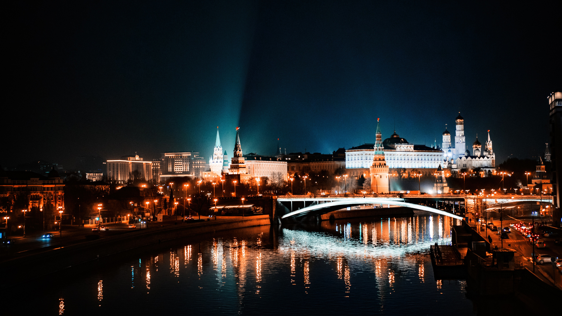 Bateau Marron et Blanc Sur L'eau Pendant la Nuit. Wallpaper in 1920x1080 Resolution