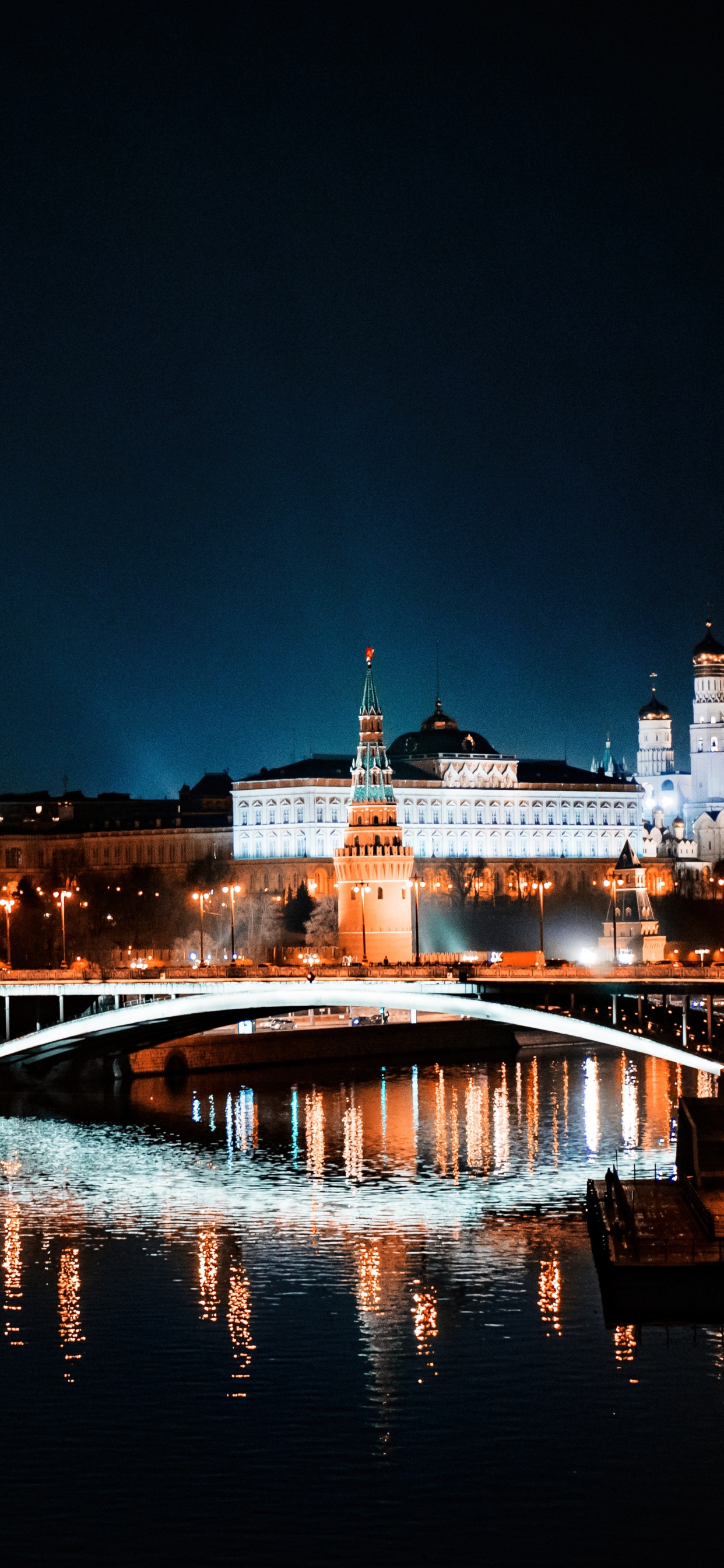 Barco Marrón y Blanco Sobre el Agua Durante la Noche. Wallpaper in 1242x2688 Resolution