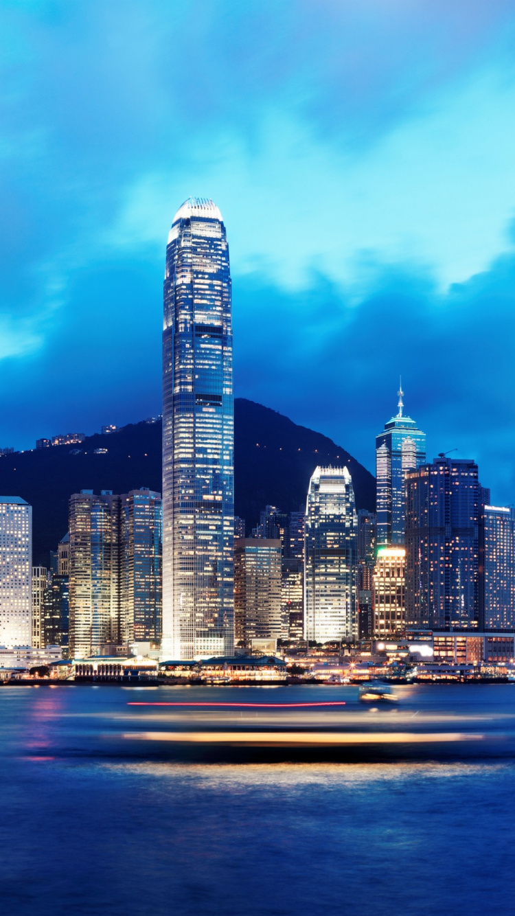 Horizonte de la Ciudad a Través Del Cuerpo de Agua Durante la Noche.. Wallpaper in 750x1334 Resolution