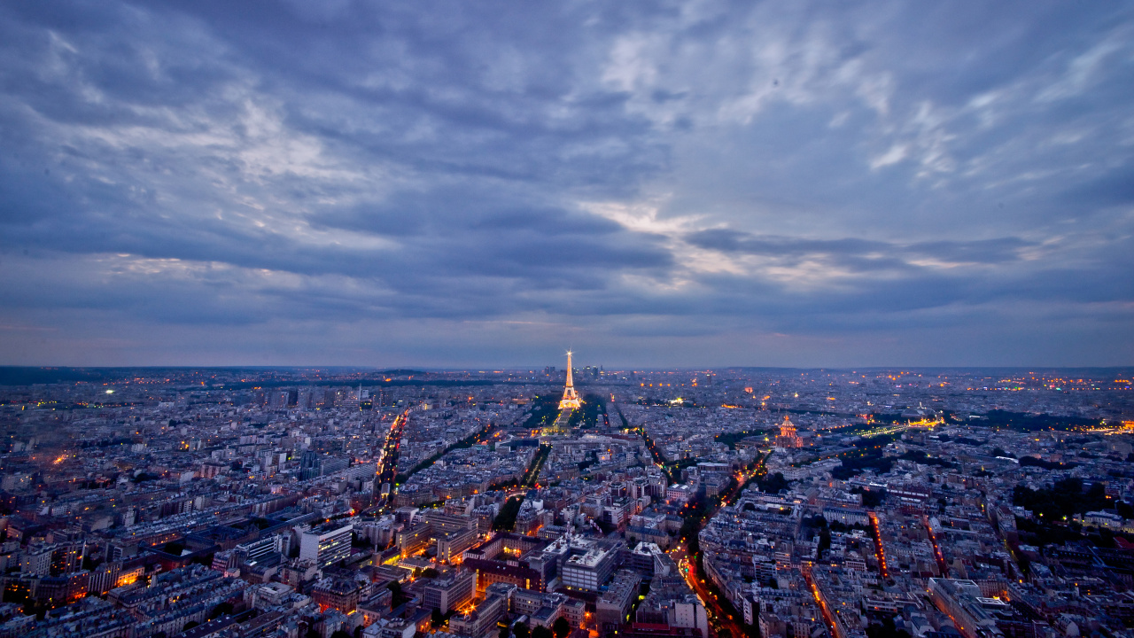 Bâtiments de la Ville Sous Les Nuages Blancs et le Ciel Bleu Pendant la Journée. Wallpaper in 1280x720 Resolution