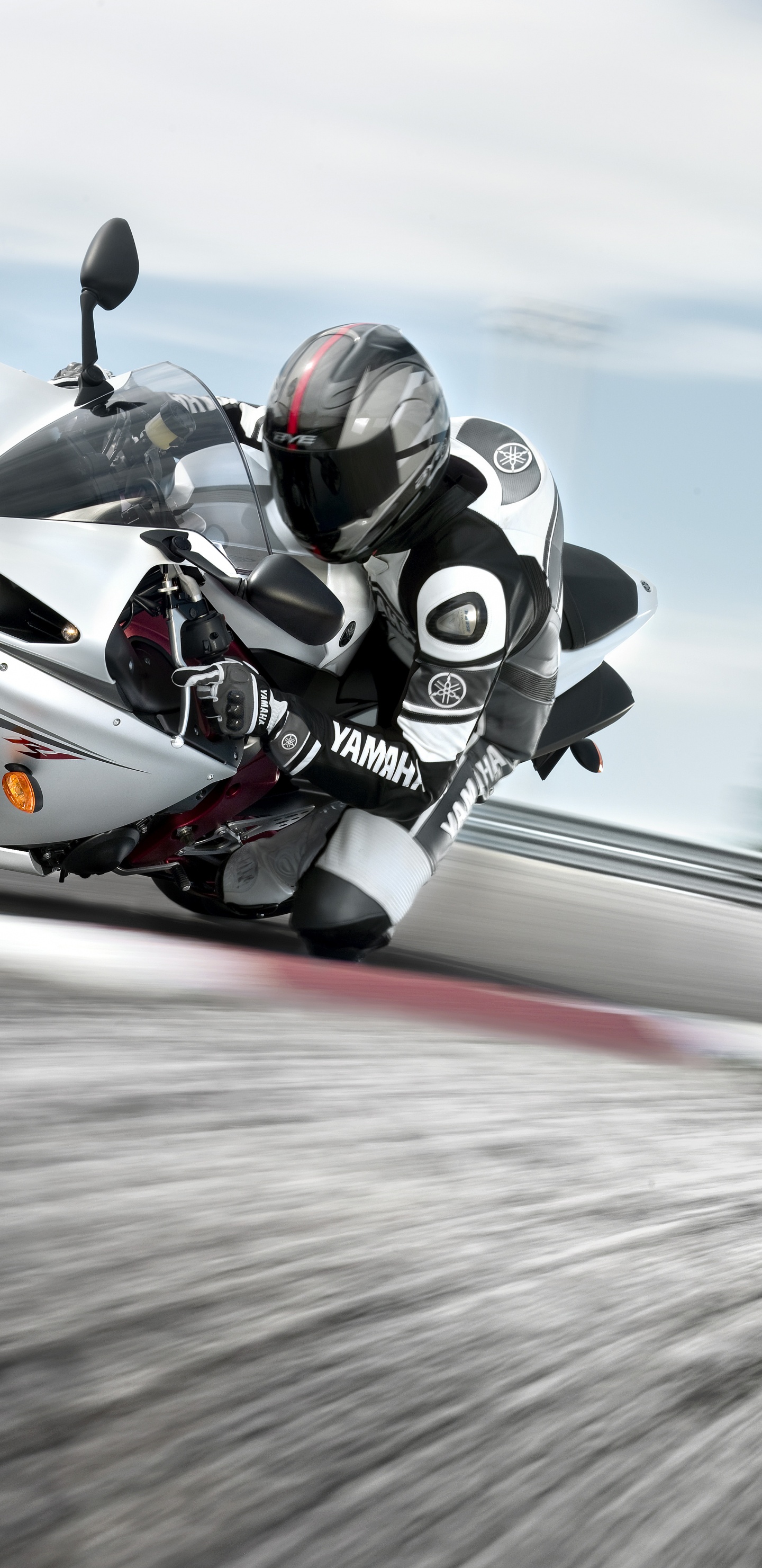 Mann, Der Auf Sportfahrrad Fährt. Wallpaper in 1440x2960 Resolution