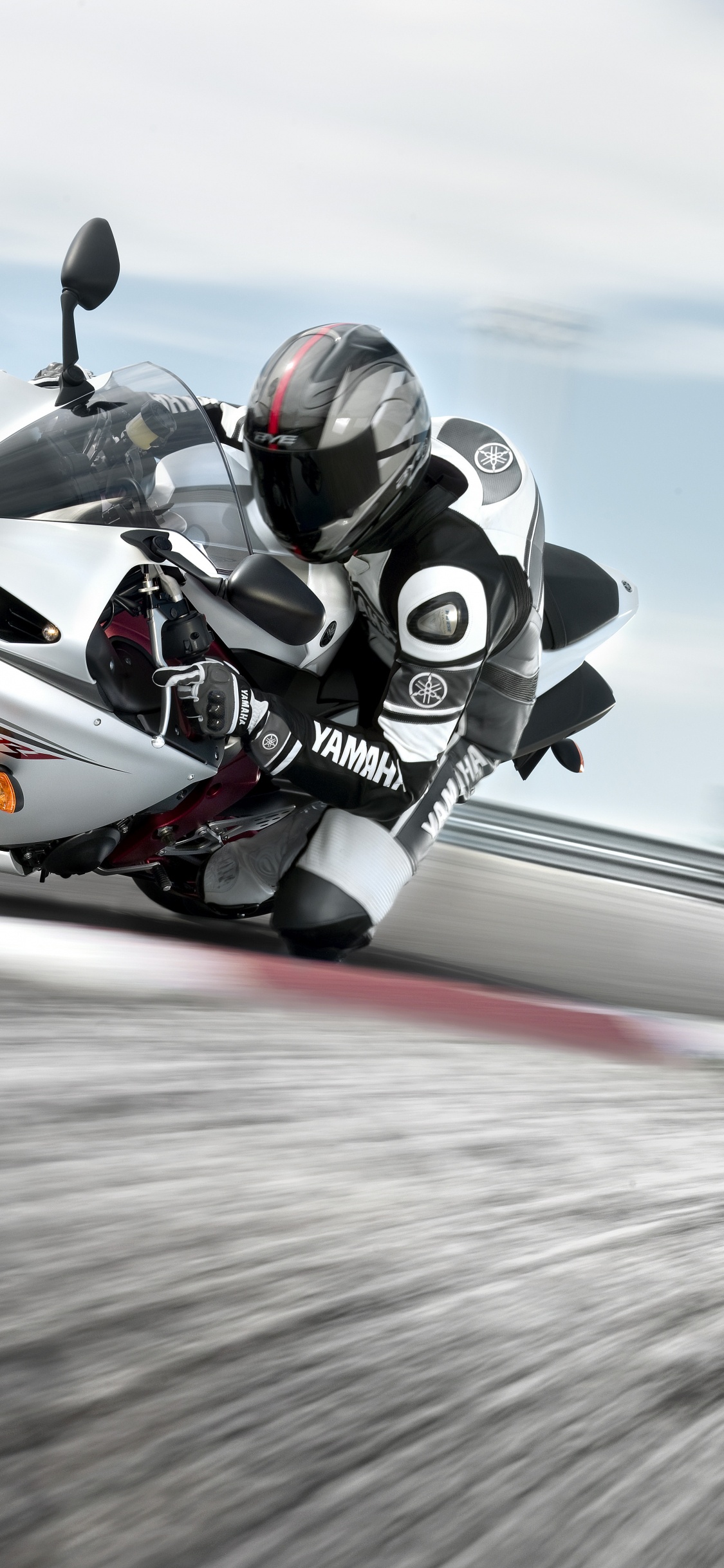 Hombre Montado en Bicicleta Deportiva. Wallpaper in 1125x2436 Resolution