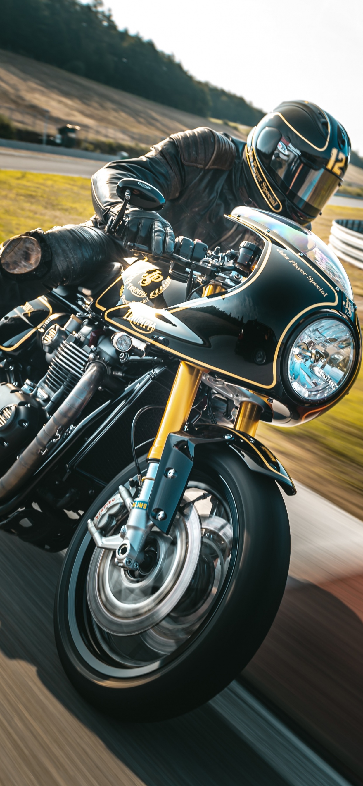 Hombre en Blanco y Negro Casco de Motocicleta Montando en Bicicleta Deportiva Negra en Campo Marrón Durante. Wallpaper in 1242x2688 Resolution