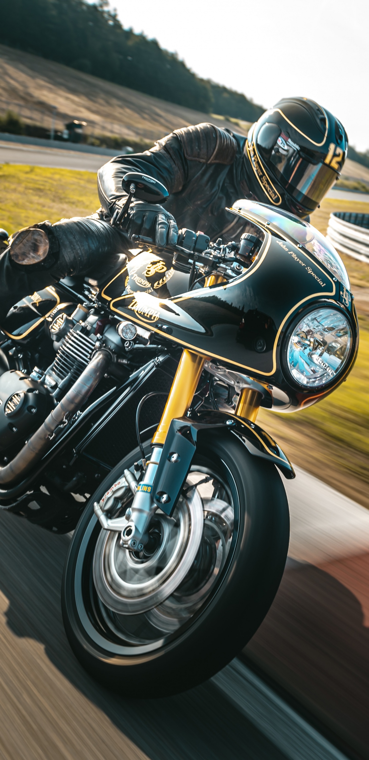 Hombre en Blanco y Negro Casco de Motocicleta Montando en Bicicleta Deportiva Negra en Campo Marrón Durante. Wallpaper in 1440x2960 Resolution