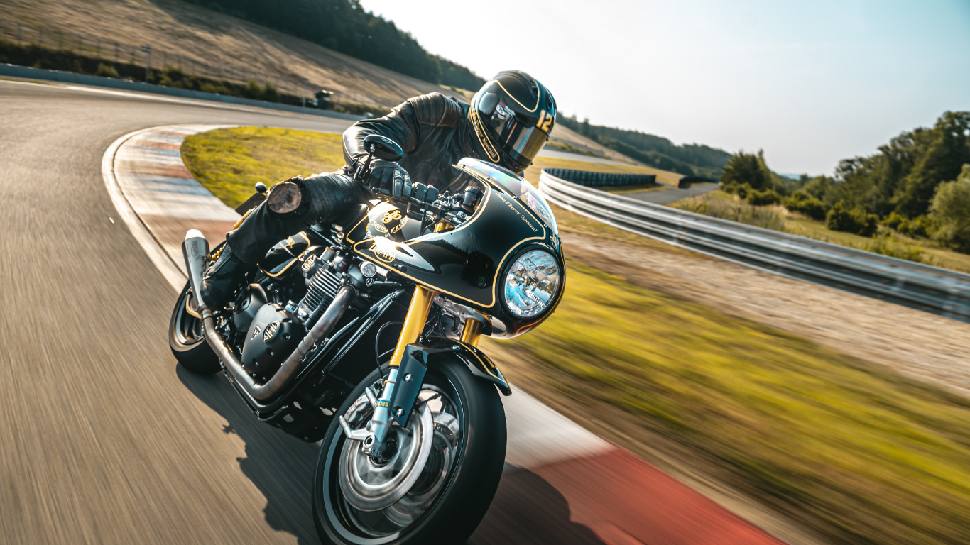 Mann in Schwarz-weißem Motorradhelm, Der Auf Schwarzem Sportfahrrad Auf Braunem Feld Fährt. Wallpaper in 1366x768 Resolution