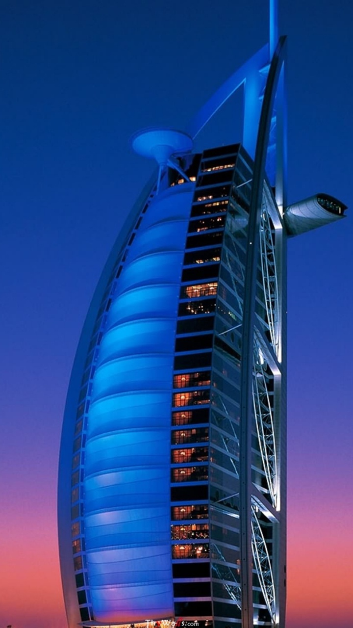 Blau-rotes Hochhaus. Wallpaper in 720x1280 Resolution