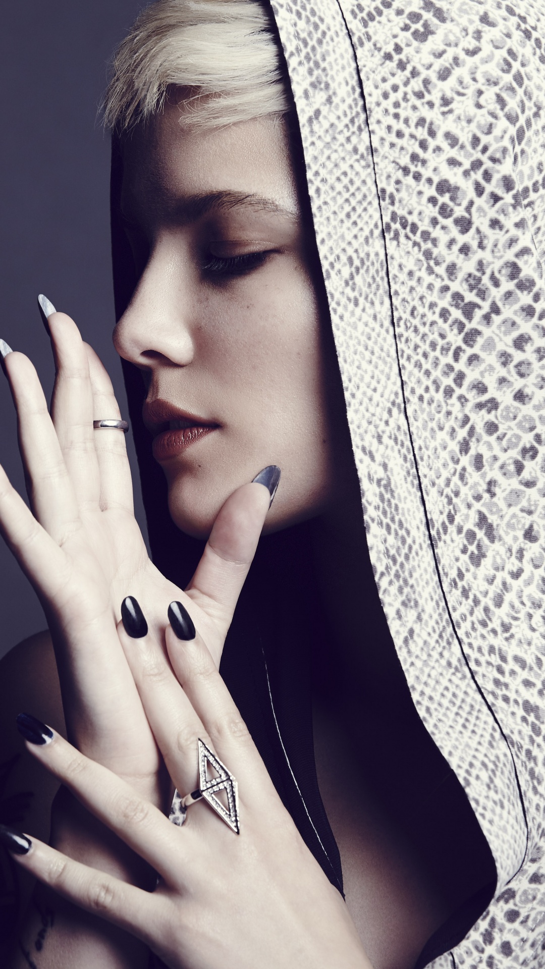 Halsey, Piel, Mano, Belleza, Cabeza. Wallpaper in 1080x1920 Resolution