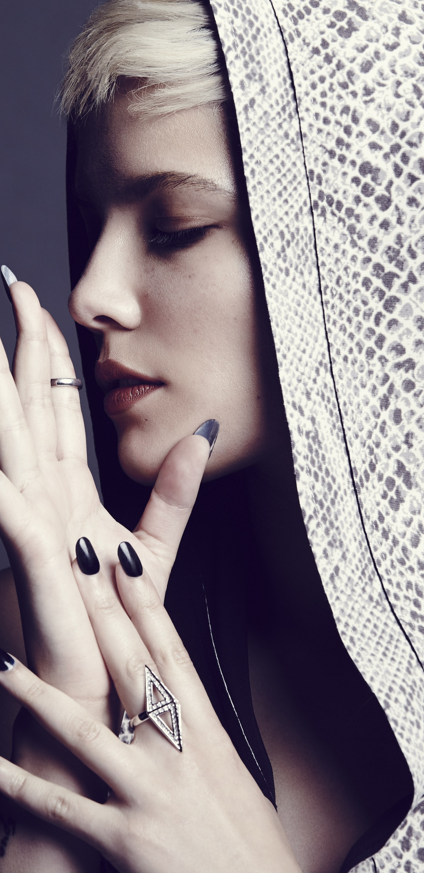 Halsey, Piel, Mano, Belleza, Cabeza. Wallpaper in 1440x2960 Resolution