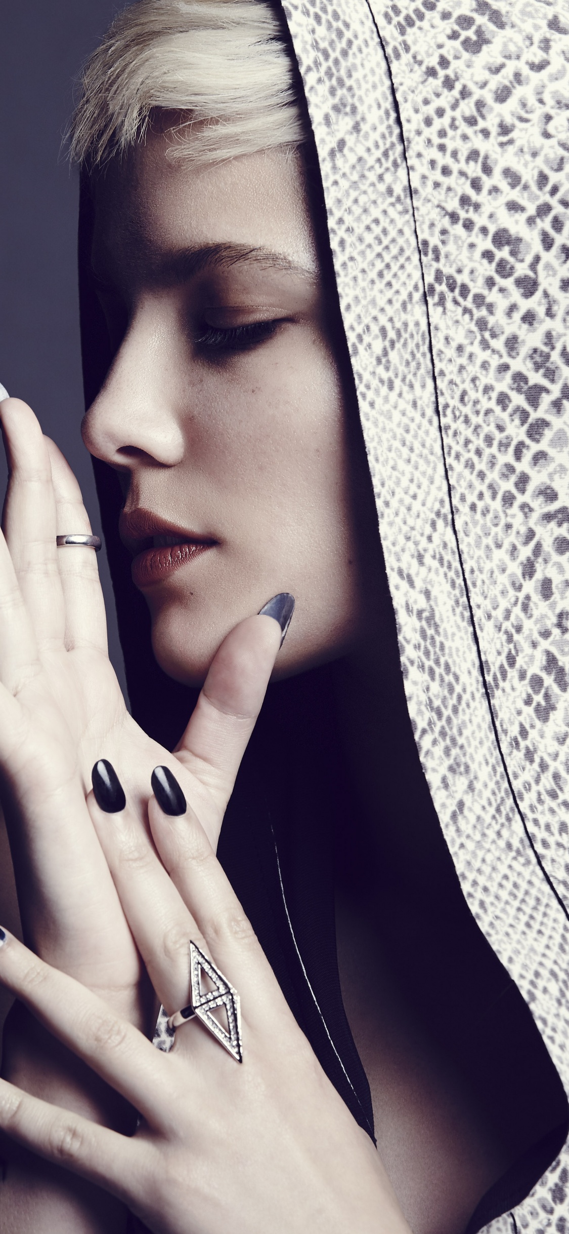 Halsey, Gesicht, Haut, Lippe, Hand. Wallpaper in 1125x2436 Resolution