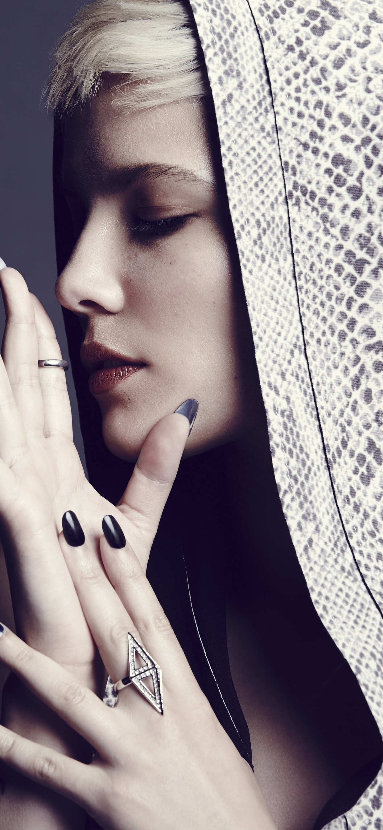 Halsey, Gesicht, Haut, Lippe, Hand. Wallpaper in 1242x2688 Resolution