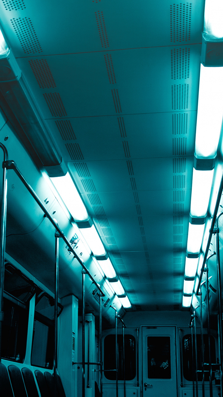 Interior Del Tren Blanco y Verde. Wallpaper in 750x1334 Resolution