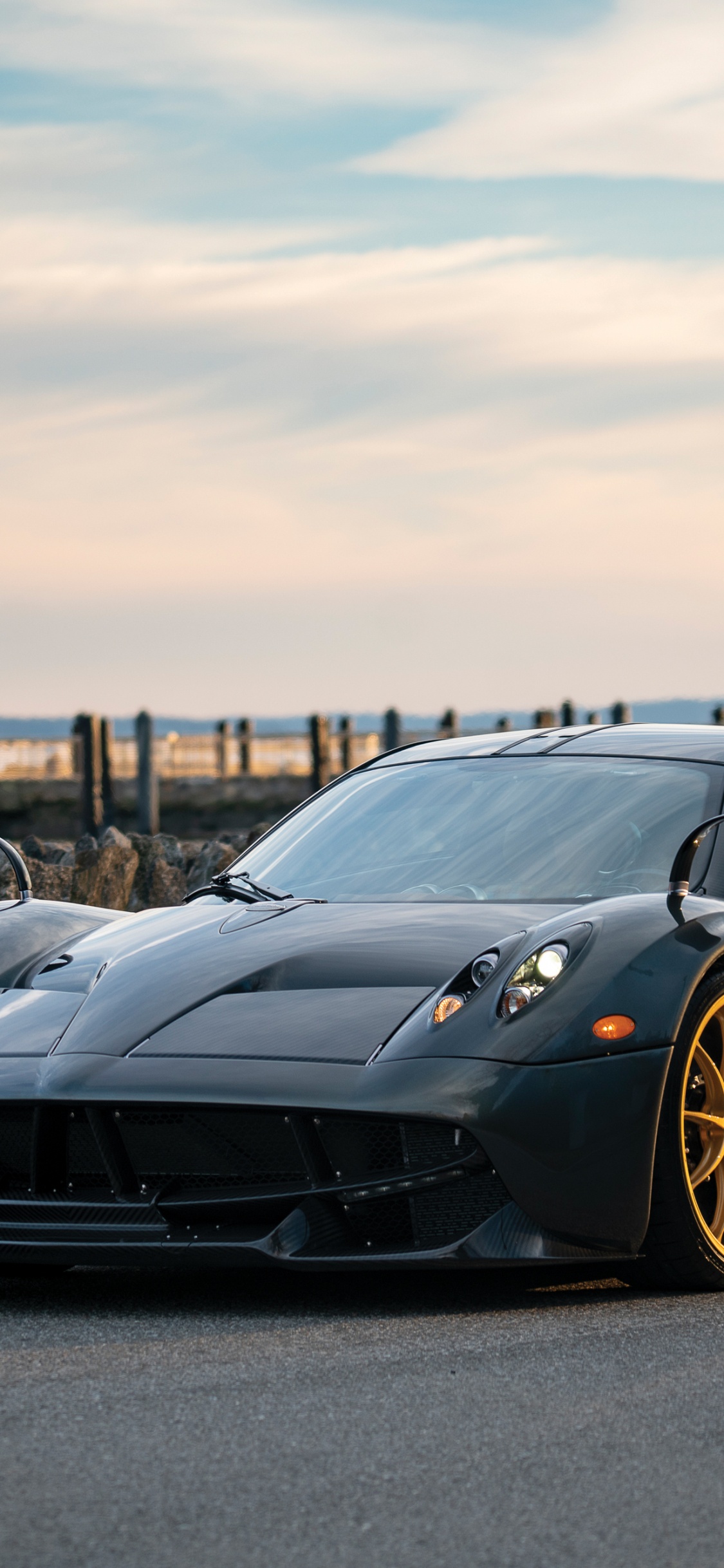 Porsche 911 Noire Sur Route Pendant la Journée. Wallpaper in 1125x2436 Resolution