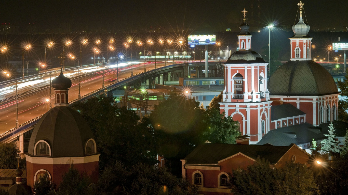 Weißes Und Braunes Betongebäude Während Der Nacht. Wallpaper in 1366x768 Resolution
