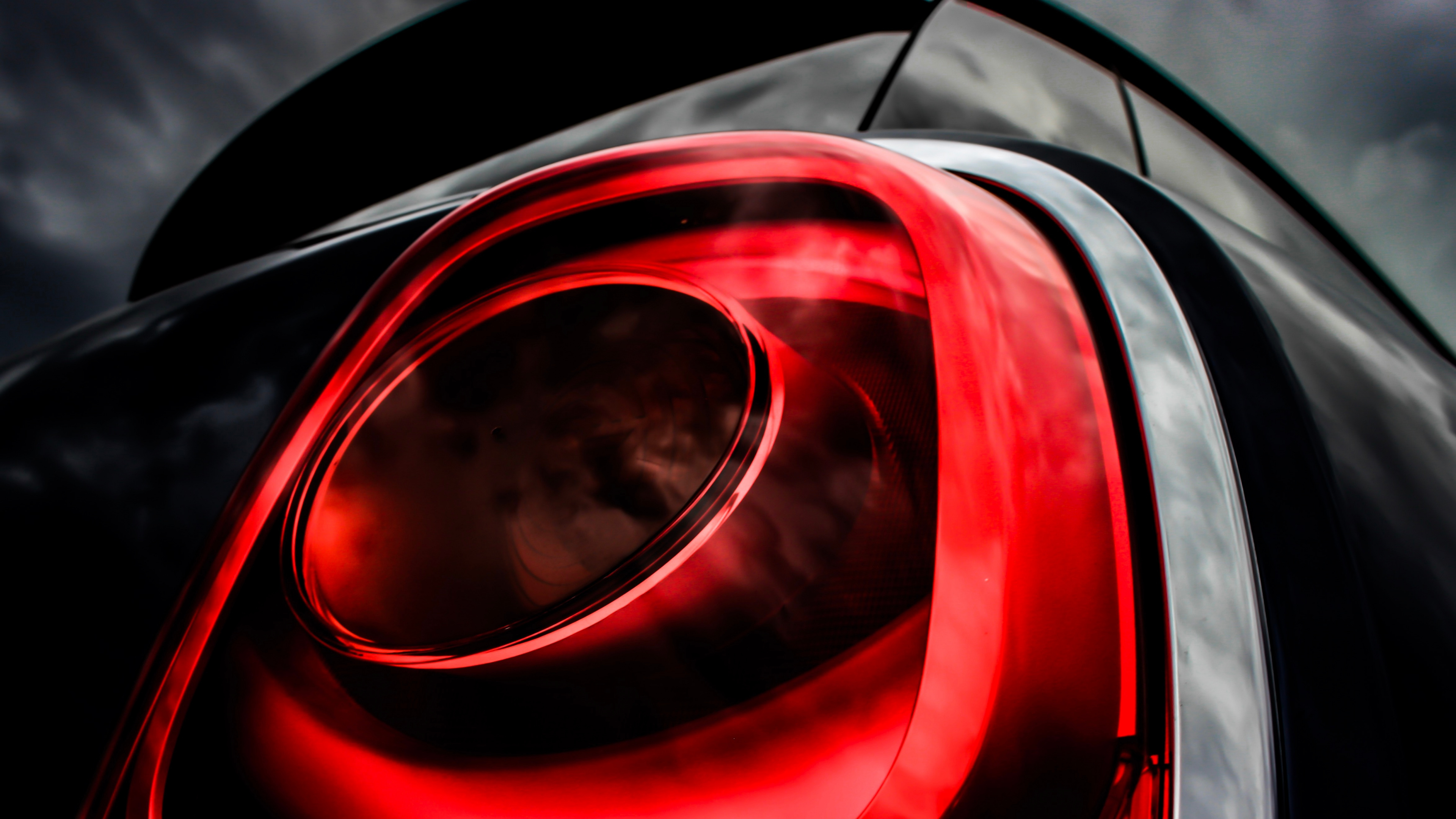 Espejo Lateral Del Coche Rojo y Negro. Wallpaper in 3840x2160 Resolution