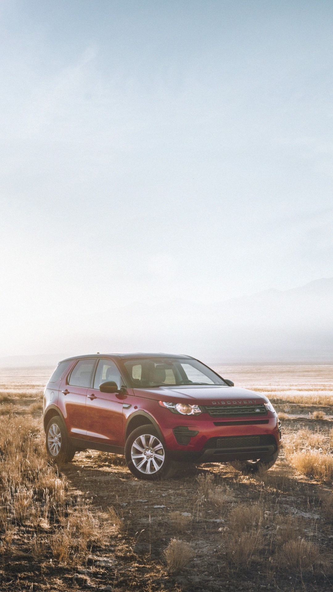 Suv Rouge Sur Terrain D'herbe Brune Sous Ciel Blanc Pendant la Journée. Wallpaper in 1080x1920 Resolution
