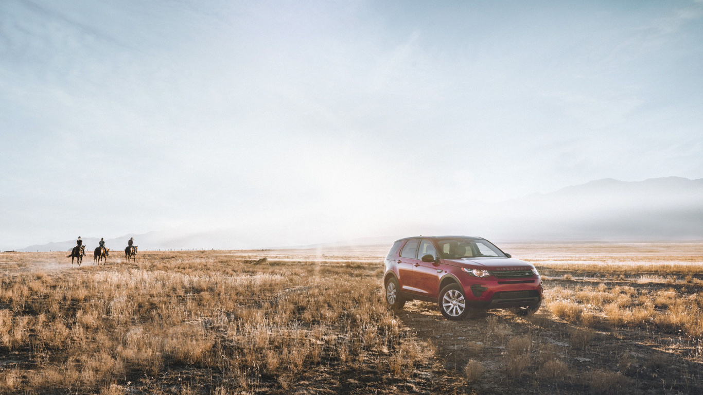 Suv Rouge Sur Terrain D'herbe Brune Sous Ciel Blanc Pendant la Journée. Wallpaper in 1366x768 Resolution