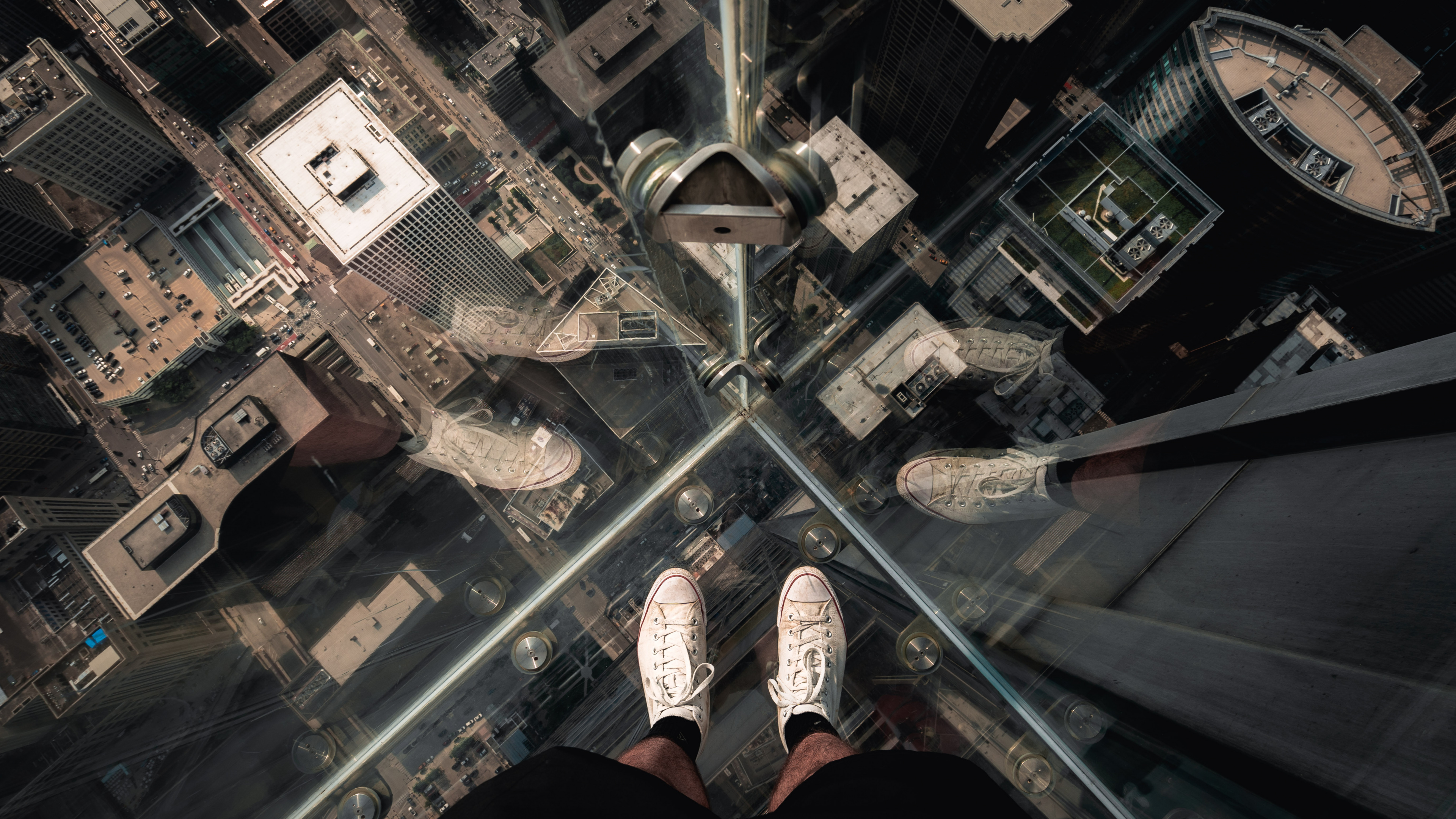 Personne en Pantalon Noir et Baskets Blanches Debout Sur Une Table en Verre. Wallpaper in 3840x2160 Resolution