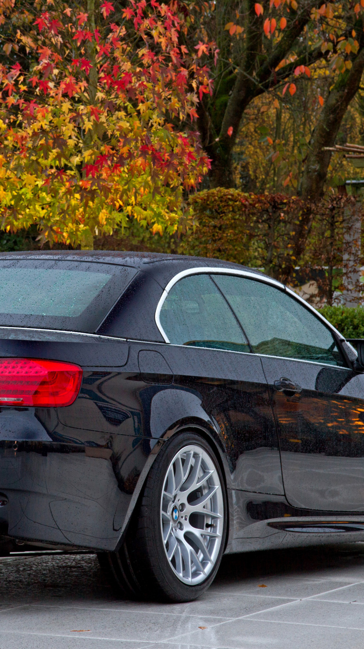 Schwarzer Bmw m 3 Auf Der Straße Geparkt. Wallpaper in 750x1334 Resolution