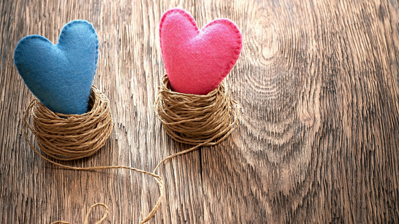 Personne en Chaussettes Bleues Debout Sur un Sol en Bois Marron. Wallpaper in 1366x768 Resolution