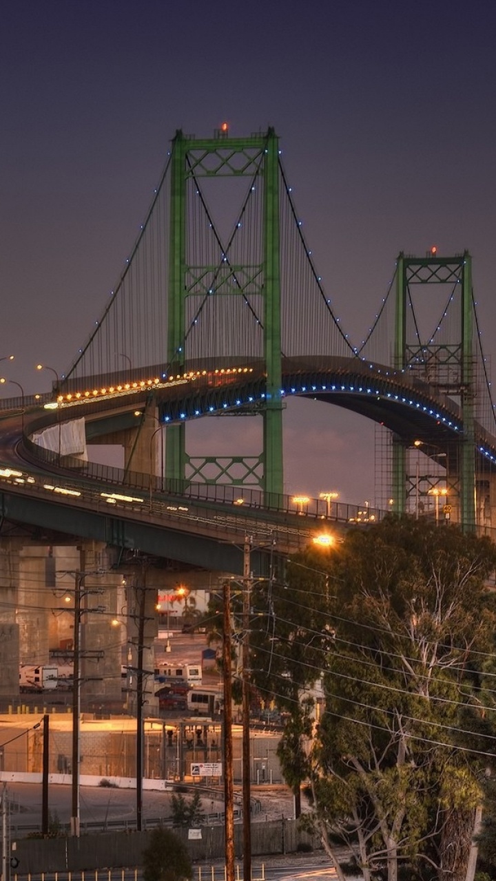 Brücke Über Gewässer Während Der Nacht. Wallpaper in 720x1280 Resolution